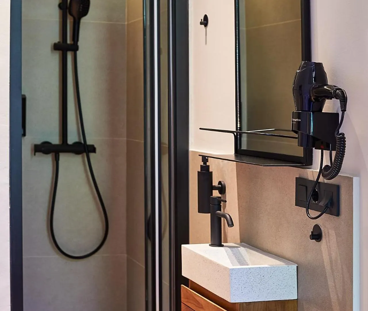 Hostal Parisien Barcelona 2*,